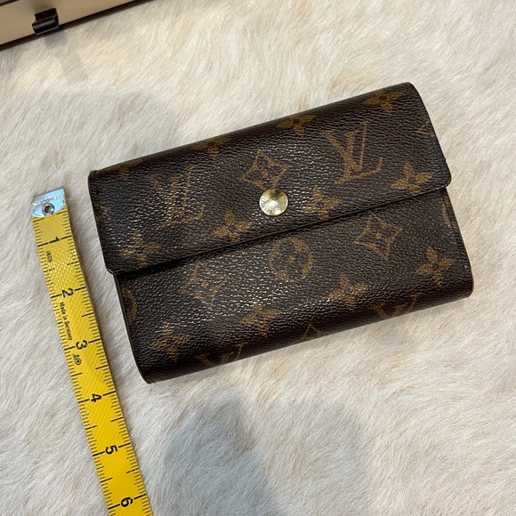 LOUIS VUITTON Monogram Wallet - Picture 4 of 14